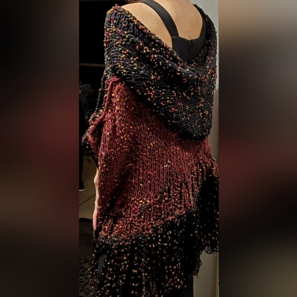 NWT One-Of-A-Kind Knitted Hooded Cold Shoulder Sleeveless Sweater With Fringe - Picture 3 of 9